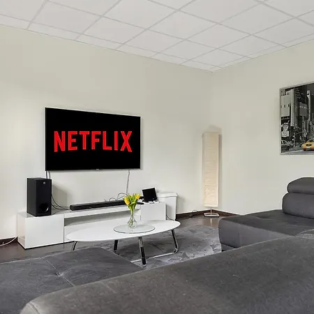 Apartment Group Oasis In Cinema, Pool Table, 17 Beds Munich